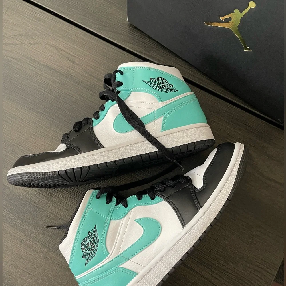 Nike Air Jordan 1 Mid ; TROPICAL TWIST; Size US 8 - Picture 1 of 6
